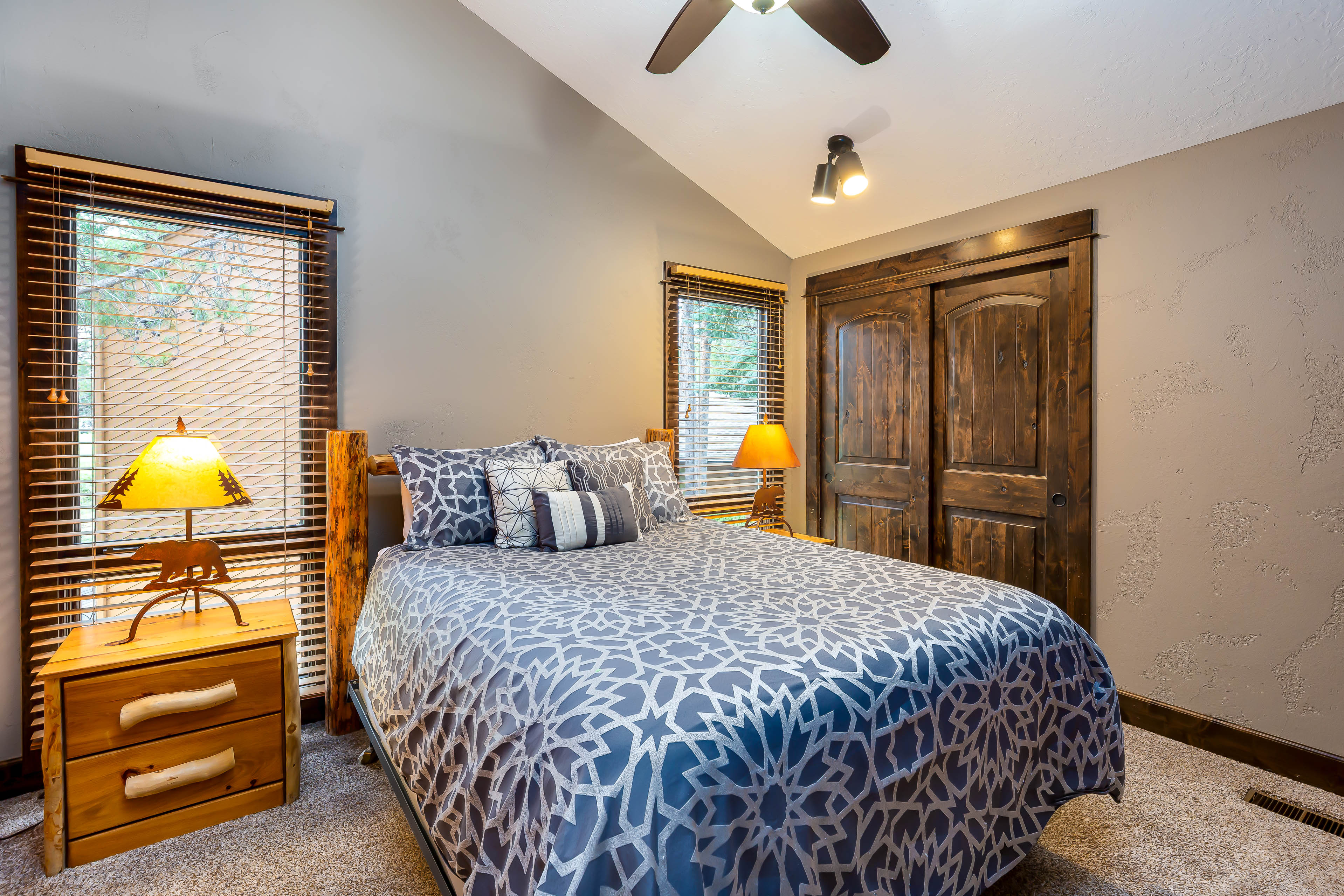 Queen Bedroom - Upstairs