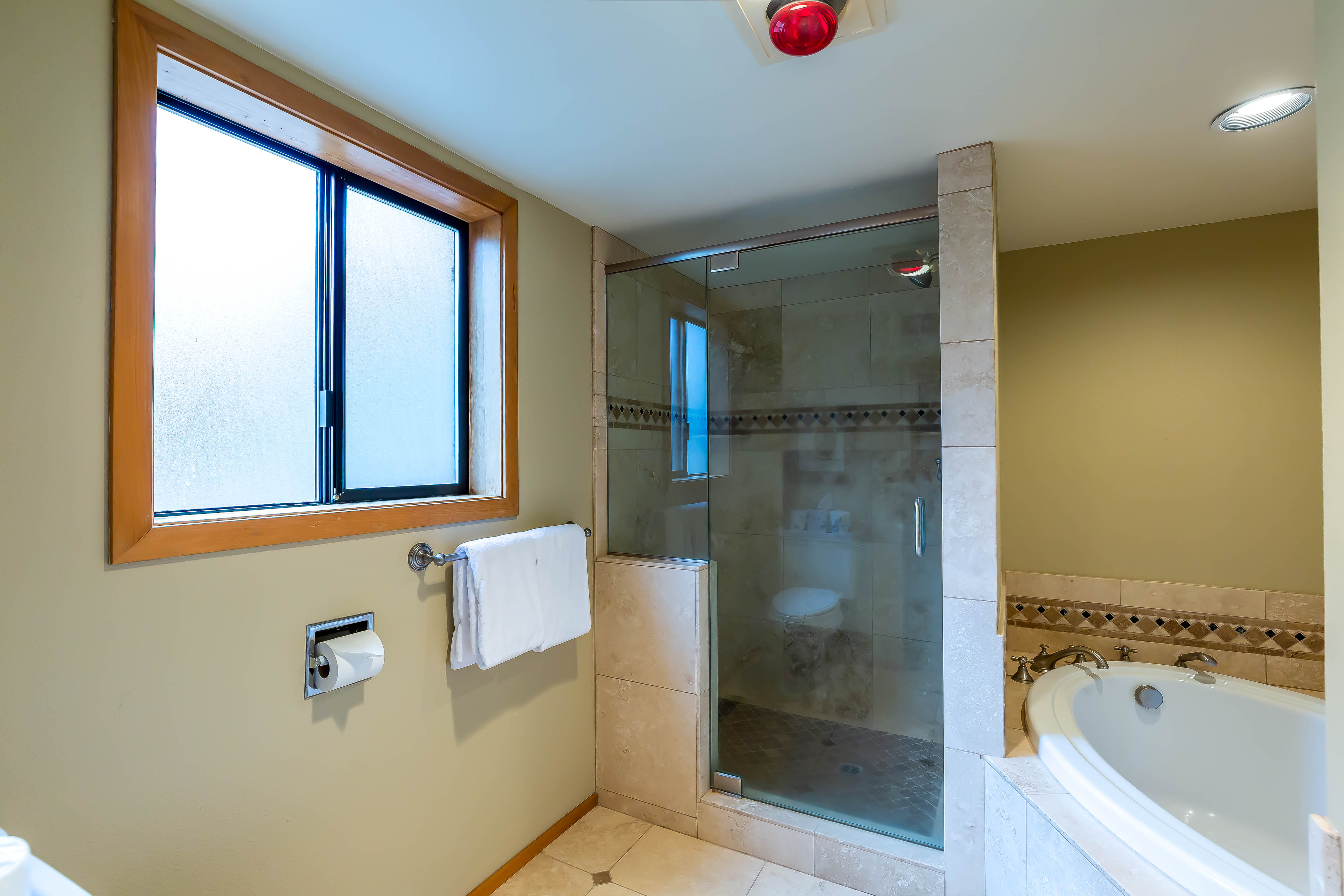 Ensuite King Bathroom - Main Level