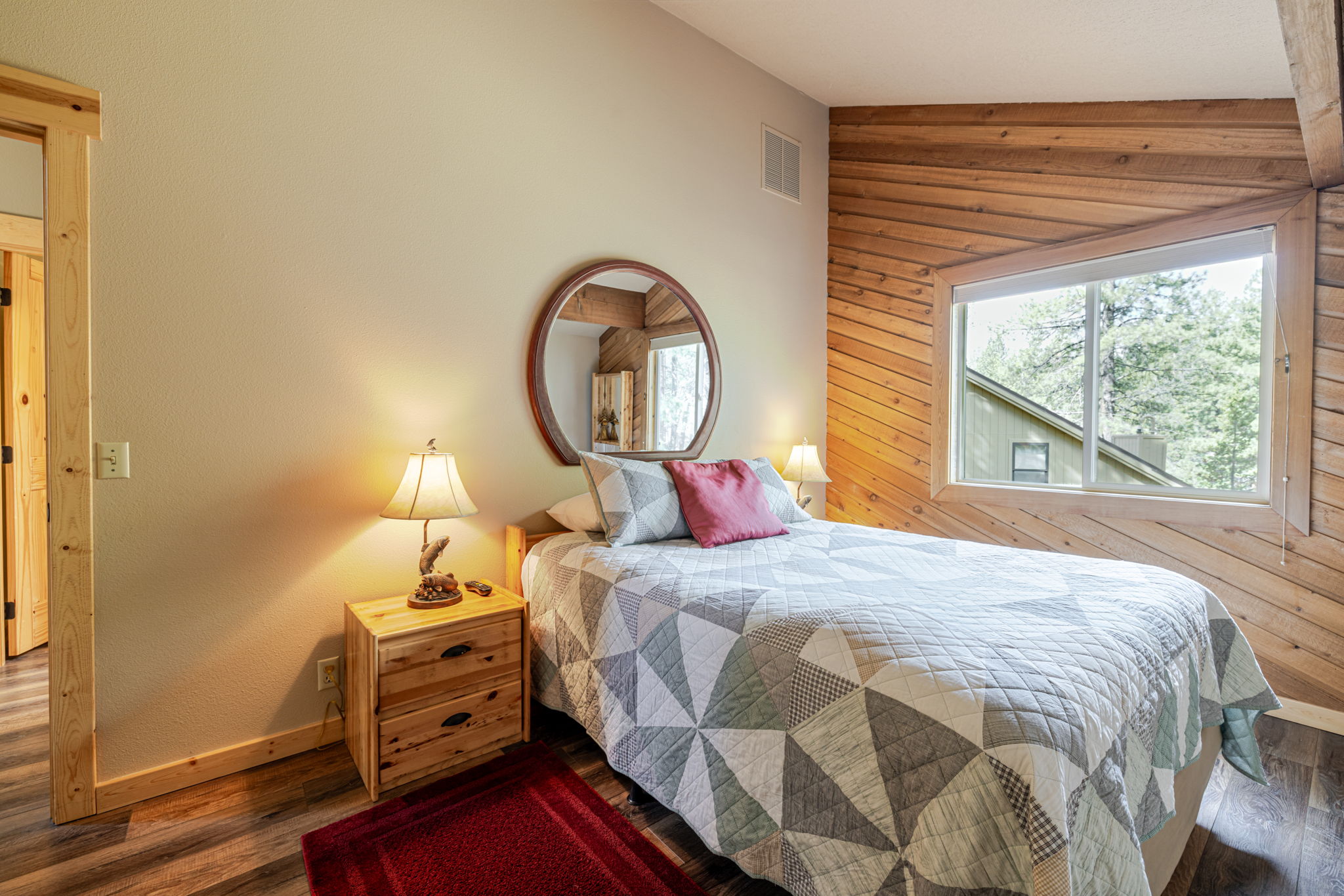 Queen Bedroom - Upstairs